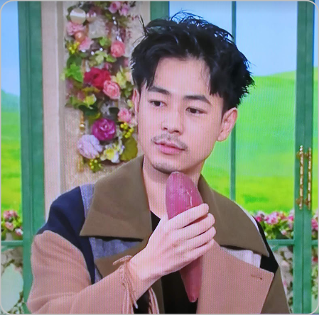 徹子の部屋でサツマイモを持つ成田凌がウケる
